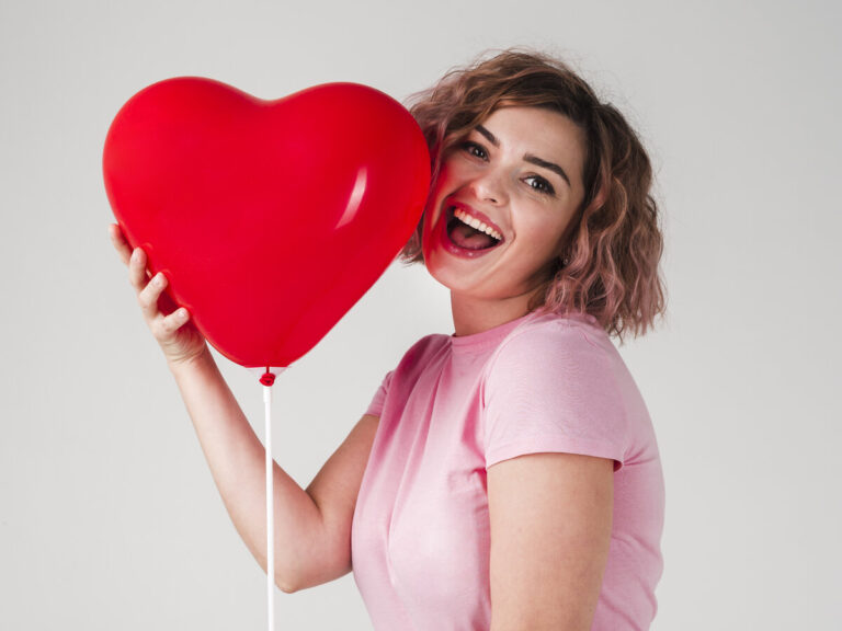 rsz_1woman-smiling-posing-with-balloon